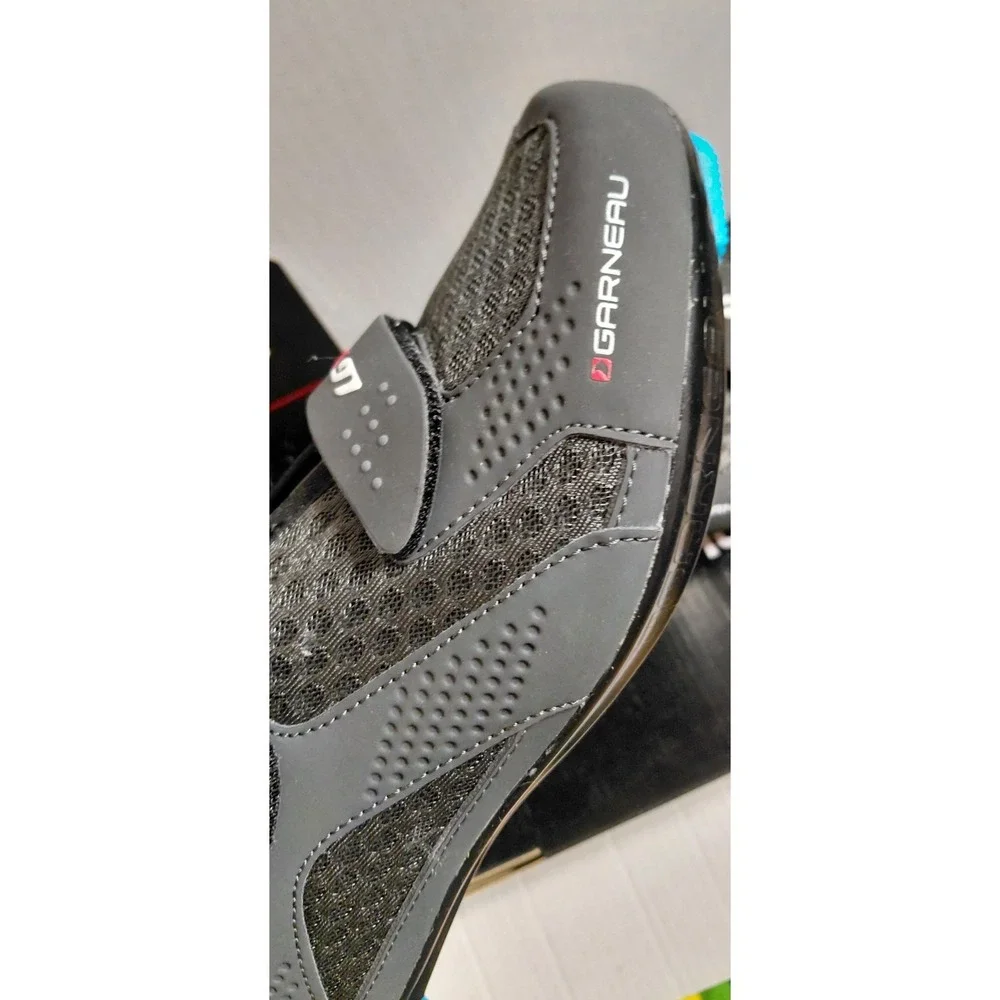 NWOT - Garneau Women’s Gray Athletic Cycling Shoes with Blue Accents Size 9